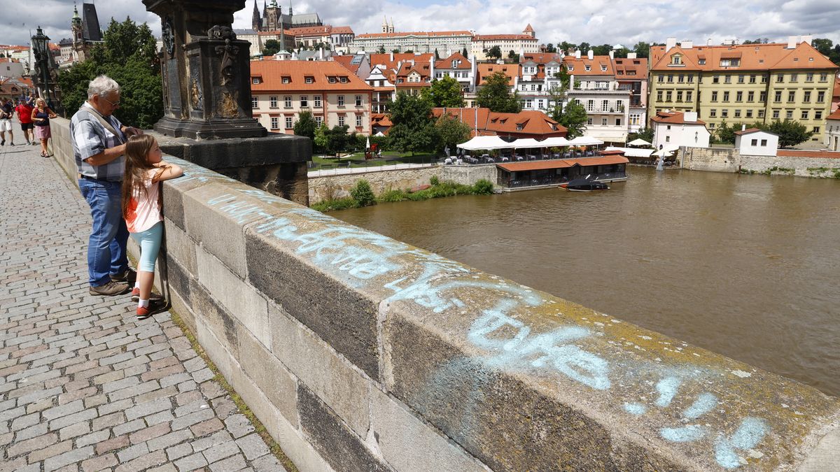 Péče o Karlův most? To je i nekonečný boj s vandaly